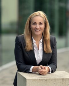 Berufliche Erfahrung Leitende Funktion als Syndikusrechtsanwältin (Rechtsanwältin) in der Personalabteilung beim Erzbischöflichen Ordinariat in Freiburg Syndikusrechtsanwältin (Rechtsanwältin) beim „verband papier, druck und medien“ (vpdm Südbaden e. V.) Rechtsanwältin in der Kanzlei Müller mit Standorten Freiburg und Neuenburg a. Rhein, Düsseldorf und München gesetzliche Betreuerin beim Betreuungsgericht Müllheim Dozentin für internationales Arbeitsrecht in englischer Sprache an der Dualen Hochschule Baden-Württemberg (DHBW) in Lörrach am Lehrstuhl Prof. Dr. Sebastian Feichtmair Studiengang BWL – International Business und Dozentin für Arbeitsrecht am Lehrstuhl von Prof. Dr. Christopher Stoller Studiengang, BWL-Spedition-Transport und Logistik Vormundin und Rechtsbeistand im Landratsamt Waldshut-Tiengen, Abteilung Jugendamt Gründung der Kanzlei Kienle & Kienle Dozentin für Verwaltungsrecht an den Universitäten Johannes Gutenberg-Universität Mainz und der Universität Heidelberg wissenschaftliche Mitarbeiterin am strafrechtlichen Lehrstuhl von Prof. Dr. hc Cornelius Prittwitz, Frauenbeauftragte und Mitglied der Berufungskommission an der Goethe-Universität in Frankfurt am Main Ausbildung: Referendariat am Oberlandesgericht Koblenz mit den Stationen: Großkanzlei Nörr, Stiefenhofer & Lutz in New York, Rechtsabteilung Lufthansa AG Frankfurt a. Main, Kanzlei Knapp & Koll, Freiburg, Sozietät Fehrenbach & Koll., Waldshut-Tiengen, Landgericht Bad Kreuznach, Duale Hochschule für Verwaltungswissenschaften Speyer, Amtsgericht St. Goar Abschluss: 2. Juristisches Staatsexamen Studium der Rechtswissenschaft an der Albert-Ludwigs-Universität Freiburg und an der Universität Hamburg Abschluss: 1. Juristisches Staatsexamen (Prädikatsexamen) Ergänzungsstudium in Strafrecht an der Universität Hamburg Ergänzungsstudium in Verwaltungsrecht in Speyer Abschlüsse: Bachelor of Juris (mit Prädikat) und Master of Laws